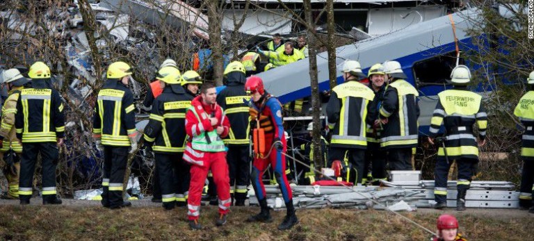 Controlador estaba jugando con su teléfono cuando chocaron dos trenes en Alemania