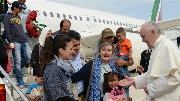 El papa Francisco se llevó a Roma a 12 refugiados sirios