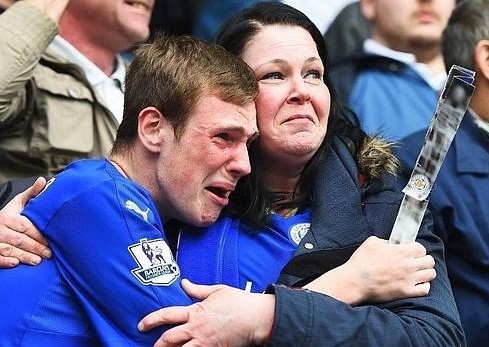 La foto de dos aficionados del Leicester que conmueve al fútbol inglés