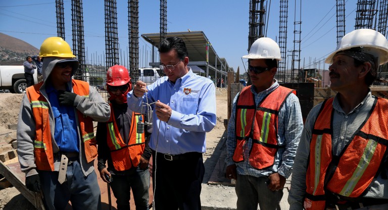Alcalde reconoce esfuerzo de trabajadores de la construcción