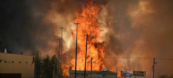Voraz incendio en Canadá obliga a evacuar una ciudad entera