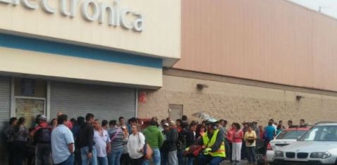 Sección 18 de la CNTE paraliza centros comerciales de Michoacán