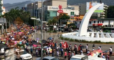 Maestros se movilizan en Guerrero y Tabasco; bloquean la Autopista del Sol y Costera Miguel Alemán