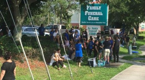 Grupo religioso antigay protesta en funeral de víctimas de la masacre en Orlando