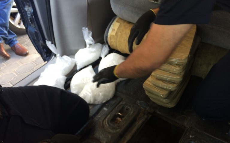 Impide Policía Federal traslado de siete kilos de aparente metanfetamina, en BC