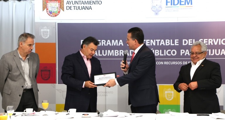 Ayuntamiento de Tijuana recibe donación de  luminarias por parte del sector empresarial