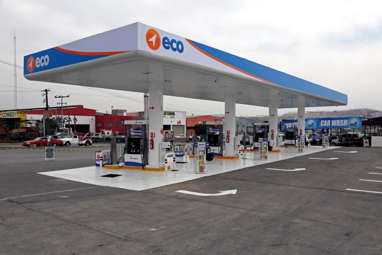 Jorge Astiazarán acude a inauguración de la primera estación gasolinera Eco en México