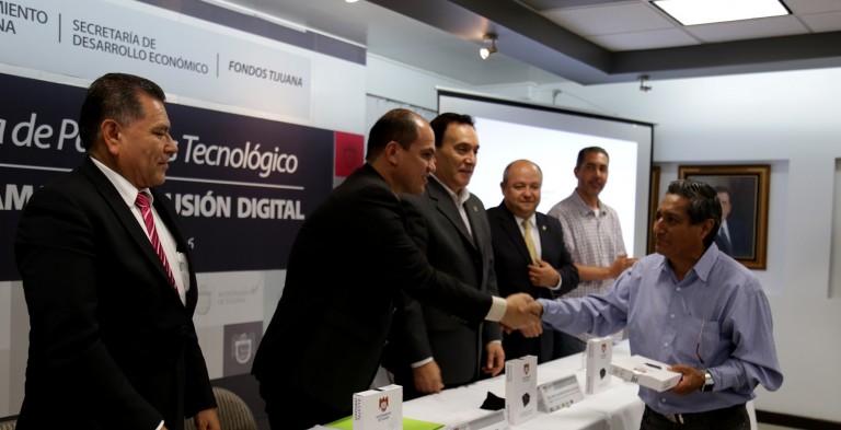 Ayuntamiento de Tijuana entrega equipos tecnológicos del fondo de inclusión digital