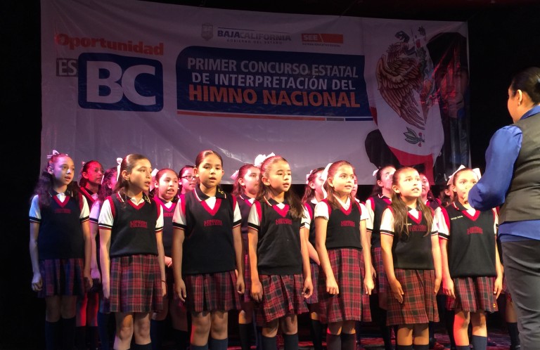Concursan coros de primarias y secundarias finalistas de la etapa municipal en interpretación del Himno Nacional