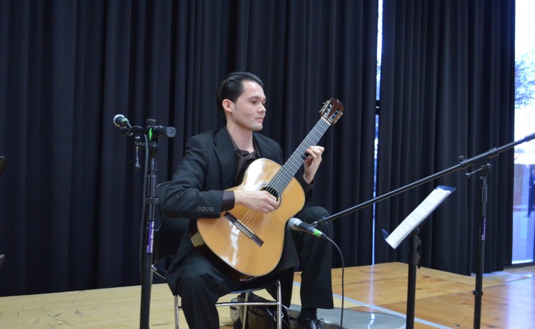 Oliver Lobo ofrecerá el concierto de Bach a Brouwer en el ciclo domingso de Guitarra del Cecut