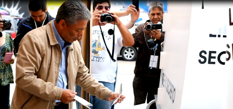 Acude Alcalde Silvano Abarca a votar en medio de una jornada electoral
