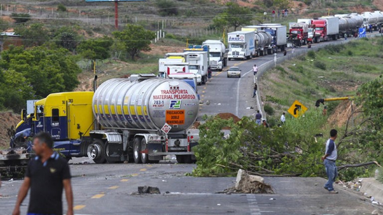 El transporte pierde 650,000 pesos diarios por paros en Oaxaca