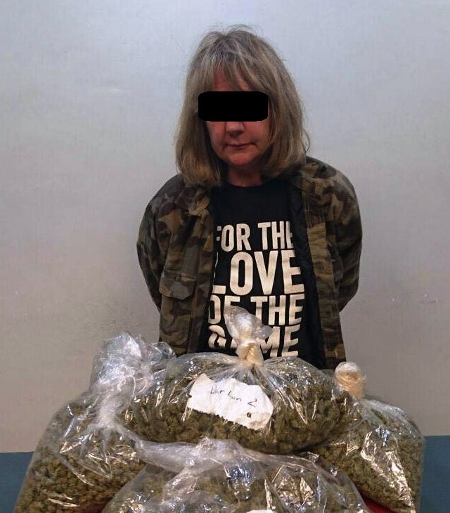 Mujer estadounidense asegurada por la Policía Municipal con casi 2 kilogramos de marihuana