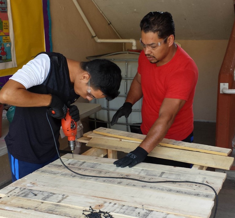 Construye personal de Medtronic Mobiliario  para escuela de educacion especial