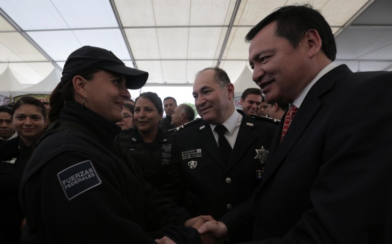 El Secretario de Gobernación Miguel Ángel Osorio Chong convive con miles de policías federales en su día