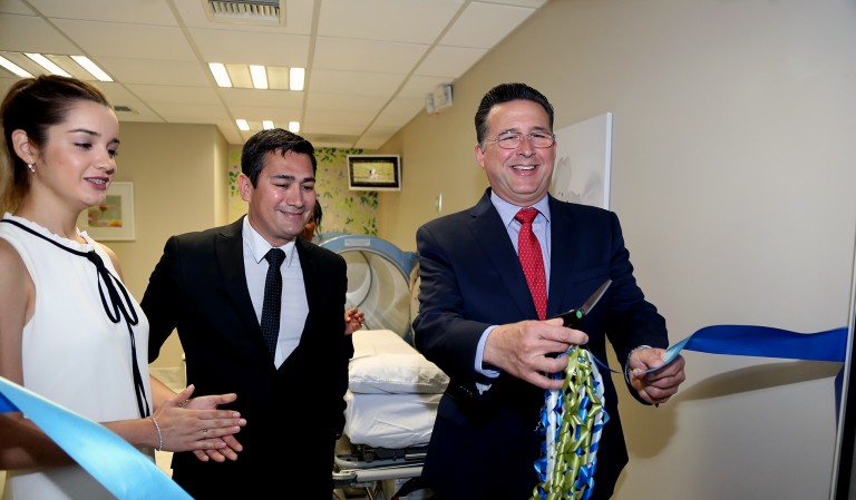 Alcalde acude a inauguración de Cámara Hiperbárica del Hospital Green And Health