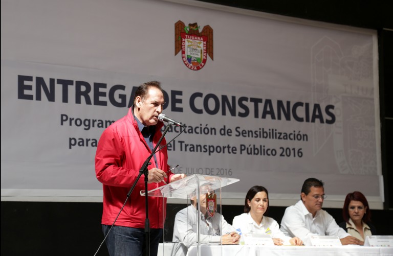 Ayuntamiento de Tijuana y promover A.C. entregan 300 certificaciones a conductores de transporte