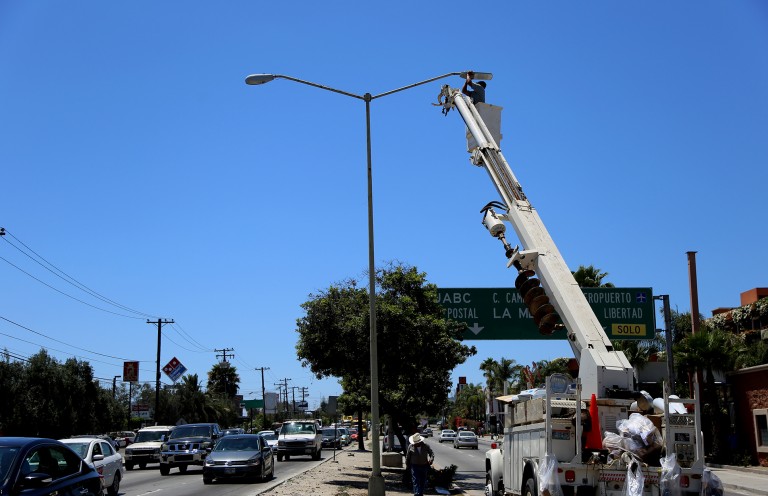 Gobierno Municipal inicia instalación de luminarias con tecnología  LED en vialidades principales