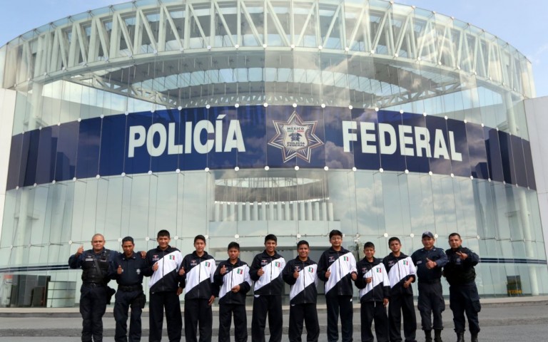 El equipo de basquetbol infantil triqui realiza actividades de acondicionamiento físico en instalaciones de la Policía Federal en Iztapalapa