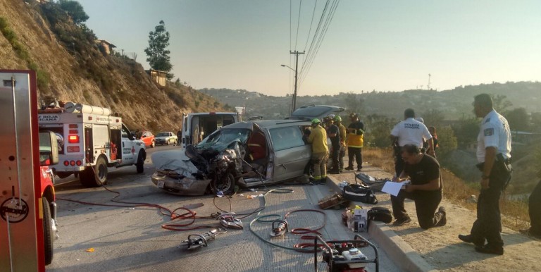 Bomberos y Cruz Roja rescataron a un automovilista prensado en triple choque
