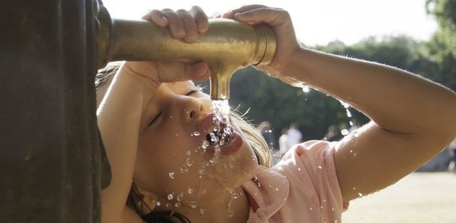 Por qué nos da sed después de comer y el agua fría es lo mejor para combatirla