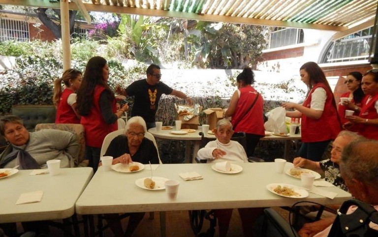 Conviven Voluntarios con “Abuelitos” de Asilo San Paul