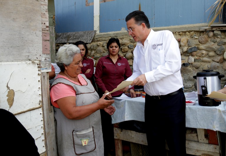 Jorge Astiazarán entrega apoyos Médicos a personas de escasos recursos