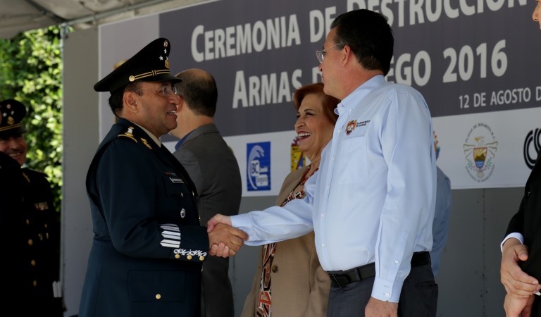 Jorge Astiazarán asiste a la ceremonia  de destrucción de armas de fuego