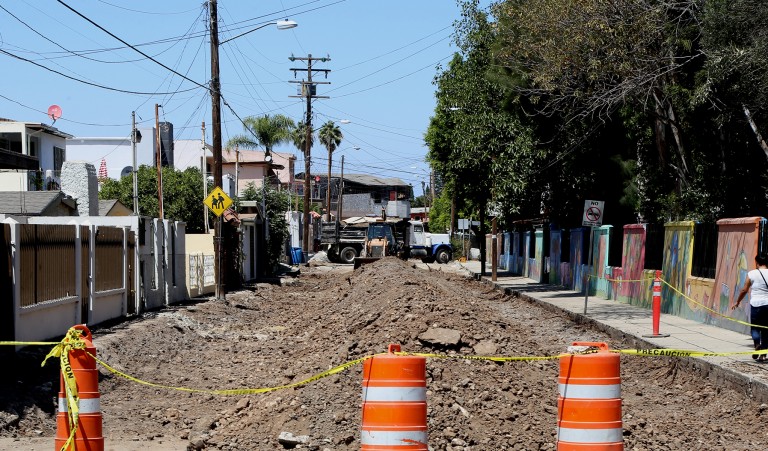 Ayuntamiento continúa reconstrucción de vialidades en Colonia Hipódromo II