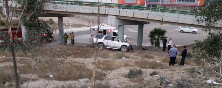 Vagoneta cayó de un puente en Mesa de Otay