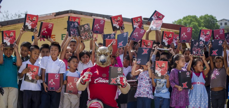 Xoloitzcuintles repartió 1000 libretas conmemorativas del equipo Rojinegro a alumnos de escasos recursos