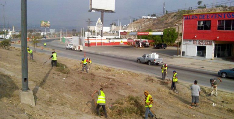 Gobierno municipal realiza jornada de limpieza sobre tramo del Bulevar Insurgentes