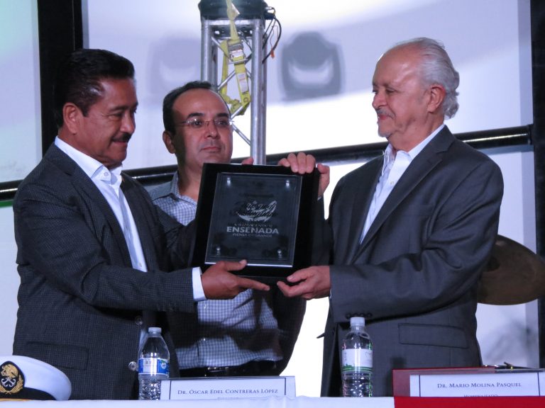 Entrega llaves de Ensenada al Premio Novel de Quimica Dr. Mario Molina