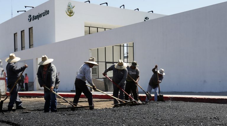 Realizan reparación de vialidades en Colonia Morelos