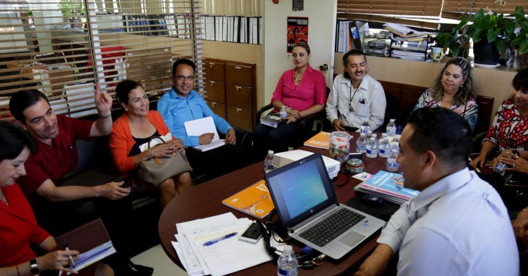 Ayuntamiento de Tijuana entrega libros  de inglés a alumnos de escuelas primarias