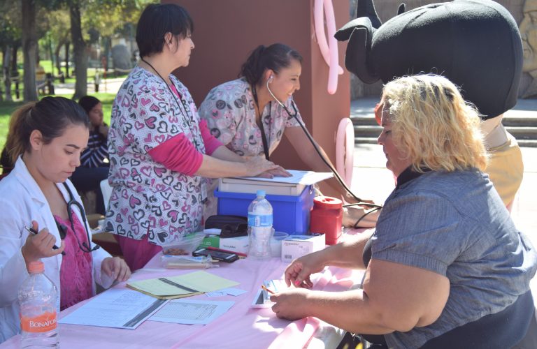 Atienden familias su salud en el Parque Morelos