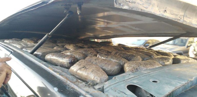 Detecta PF 87 paquetes con diversos tipos de droga ocultos en el toldo de un vehículo, en Baja California