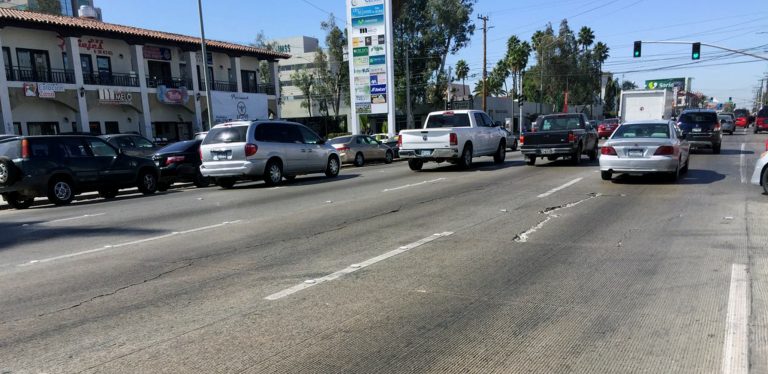 Ayuntamiento suspende tránsito vehicular en  Bulevar Salinas por reparación de la vialidad