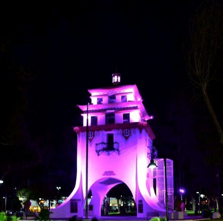 Ayuntamiento promueve sensibilización sobre el cáncer de mama con iluminación de monumentos