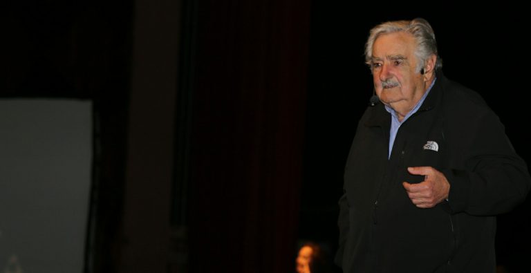 Jorge Astiazarán entrega reconocimiento a José ‘Pepe’ Mujica como visitante distinguido