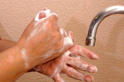 El Lavado de manos de manos ayuda a prevenir enfermedades