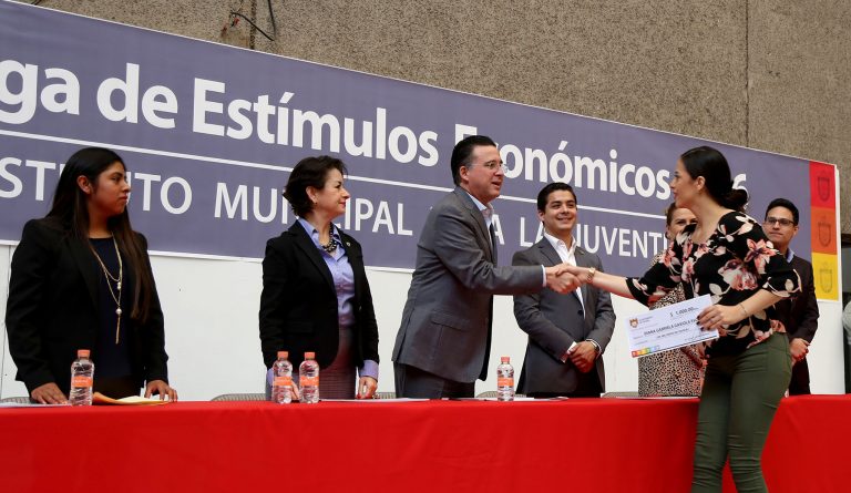 Gobierno Municipal entrega más de mil 100  apoyos económicos a estudiantes destacados