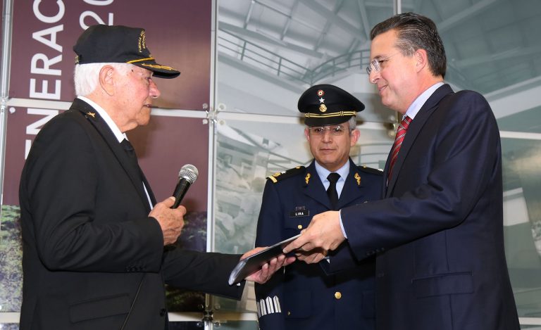 Alcalde acude a la entrega de la réplica de la Bandera  del escuadrón 201 de la Fuerza Aérea Mexicana