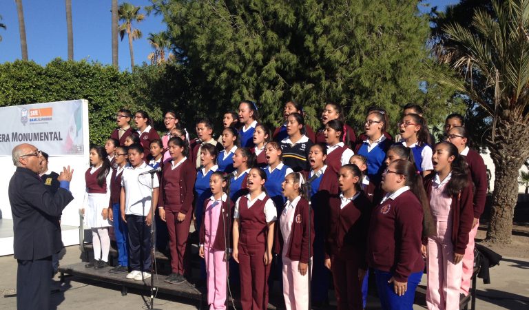 Asisten alumnos de la Secundaria Belisario Domínguez a izamiento de Bandera Monumental