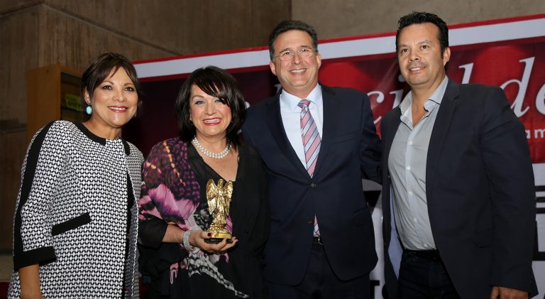 Alcalde y Presidenta del patronato DIF reciben reconocimiento de la Red Social de Tijuana