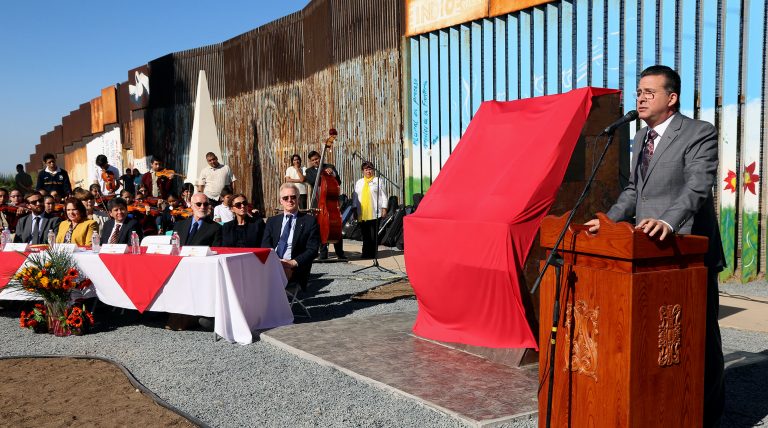 Jorge Astiazarán devela placa conmemorativa   del 50 aniversario del tratado de Tlatelolco