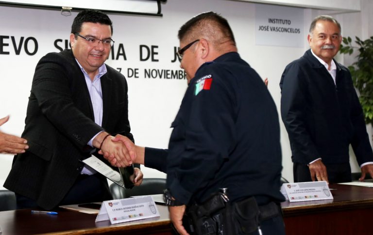 Ayuntamiento entrega reconocimientos a funcionarios capacitados sobre Juicios Orales