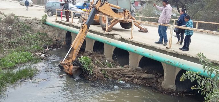 Cuadrillas de obras públicas realiza labor de limpieza en la Zona del Río