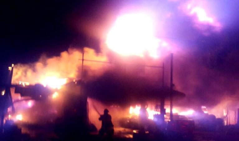 Sofocan Bomberos de Tijuana incendio de negocio de neumáticos