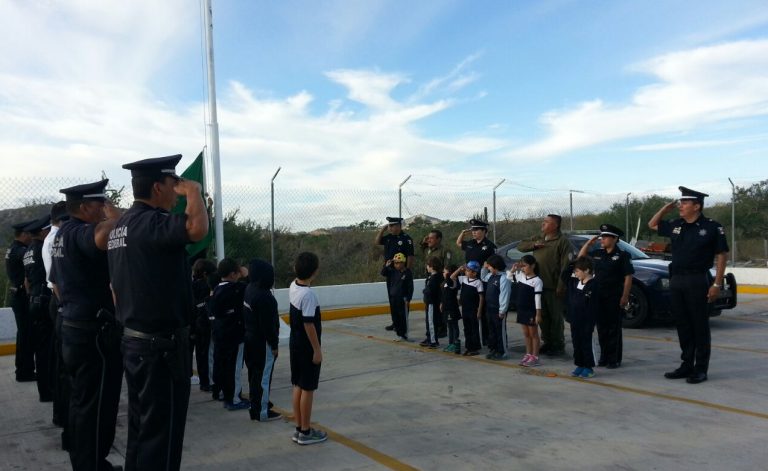 Policía Federal en el estado de Baja California realizó honores a la bandera en compañía de niños y niñas del colegio Misiones